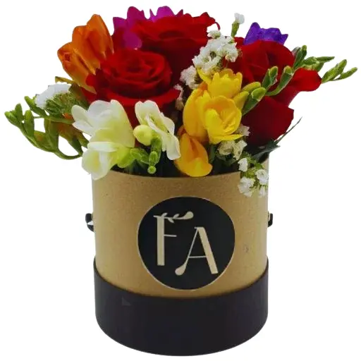 Caja pote con rosas flores fresias y bombones de chocolate lite